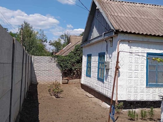 Продаю невеликий будиночок з великою ділянкою Кривий Ріг