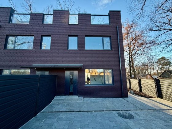 Таунхаус в центрі міста Буча з терасою та власним двором під ремонт Буча