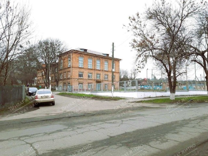 Поділ. Частина будинку з власним подвір'ям. - фото 1