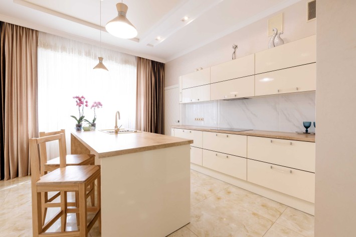 Продам просторий будинок з земельною ділянкою - фото 1