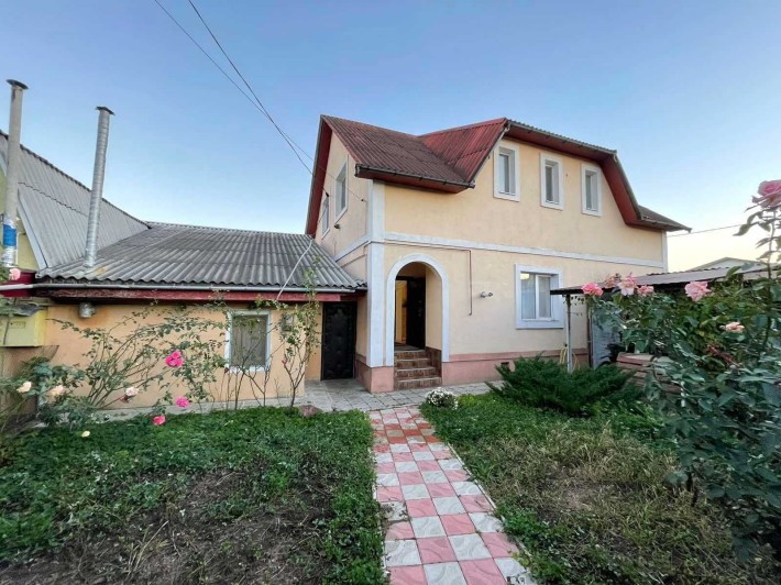 Продається двоповерховий будинок у Бучі, 4,39 сотки, окремий гараж - фото 1