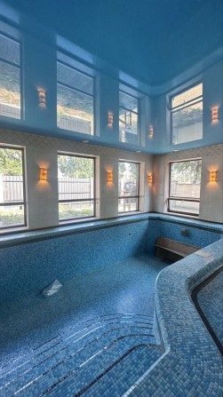 Продаж будинку в лісовому серці Бучі. 206 м2, сауна- басейн. 10 срток. - фото 1