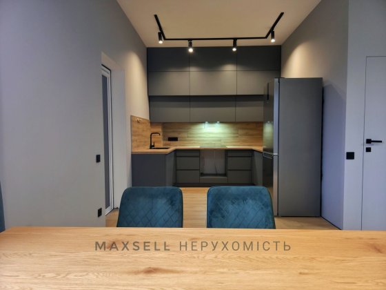 Продам кутовий таунхаус з ремонтом. 4 сотки землі Суми