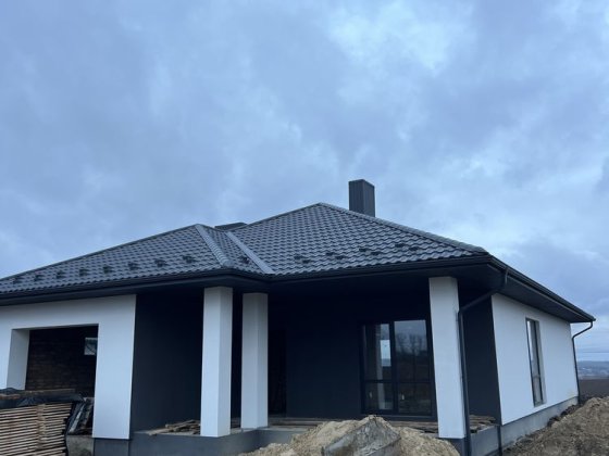 Продаж будинку з гаражем за Старті Рівне