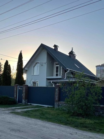 Будинок 3 кімн. з ремонтом. газ. центр Бучи, 13 соток, гараж, терраса. - фото 1