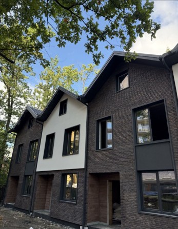 Таунхаус в центрі міста Ірпінь з великою ділянкою - фото 1