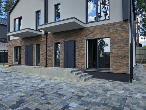 Дуплекси в центрі Бучі біля соснового лісу Буча