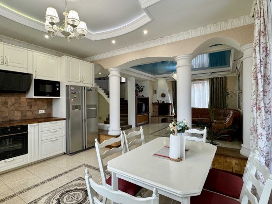 Продам ЯКІСНИЙ  3поверховий будинок з власним бомбосховищем! Буча