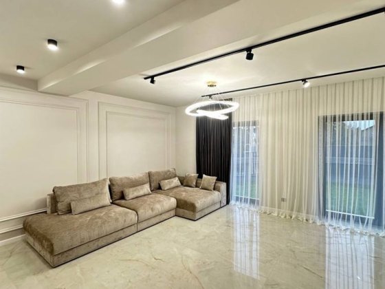 Продам котедж VIP-класу в елітному приватному районі Черновцы