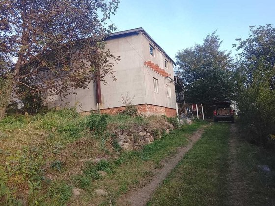 Земельна ділянка з будинком Чернівці