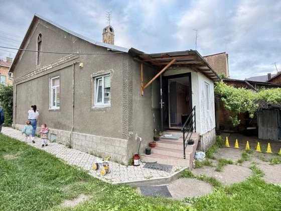 Продаж двох будинків та ділянки 16 соток в центрі Рощі, вул. Дзержика Чернівці