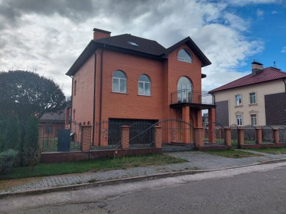 Дом. Киев. Село Троещина. Київ