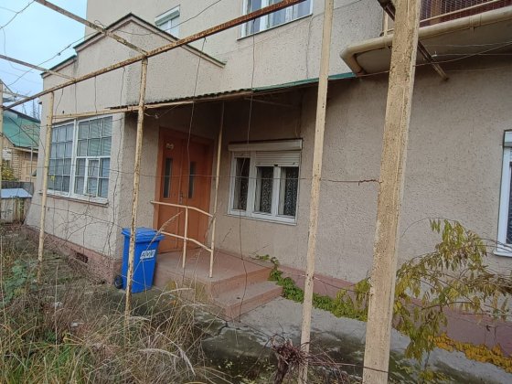 Терміново продається двоповерховий будинок у центрі міста по вул. Стрі Ужгород