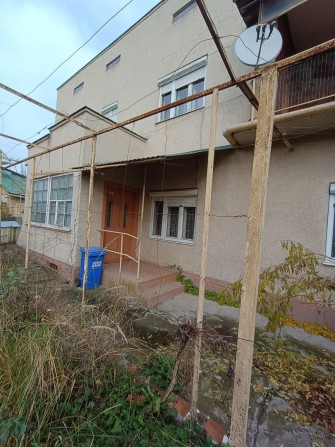 Терміново продається двоповерховий будинок у центрі міста по вул. Стрі - фото 1