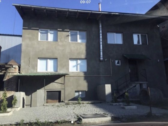 Будівля біля автовокзалу. Чернівці