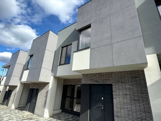 Продається таунхаус по вул. Кременецька (Роща клуб) Черновцы