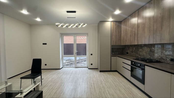 Готовий ТаунХас у ТОПОВОМУ Районі Центральні комунікації - фото 1