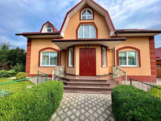 Добротний будинок в престижному районі міста Рівне