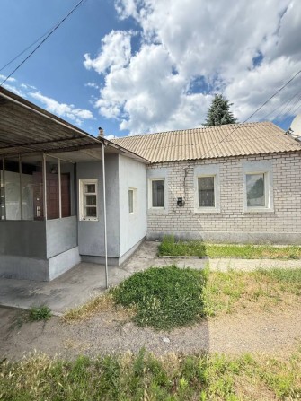 Одна остановка до центра! Продам два дома на одном участке - фото 1