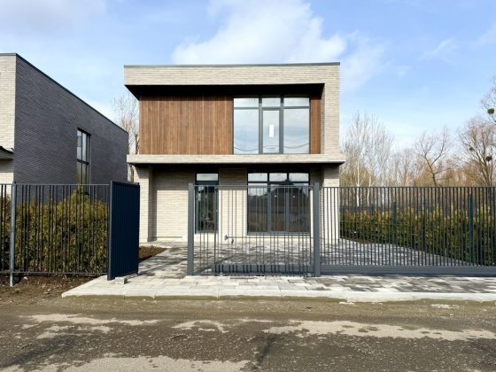 Продаж Будинка  із озером. Укриття. Літній будиночок.  ЖУЛЯНИ Київ