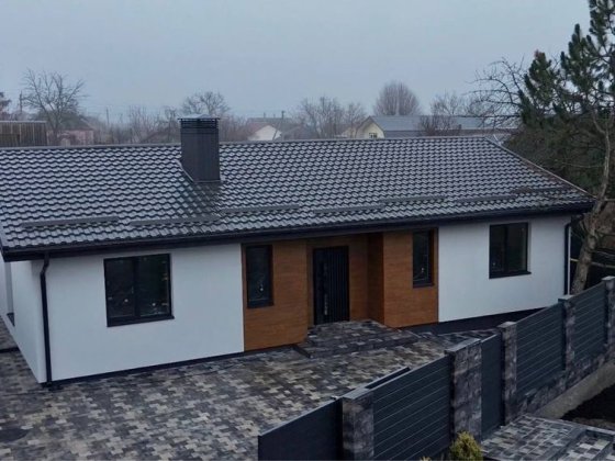 Сучасна новобудова біля річки, район Олексіївка Кропивницький