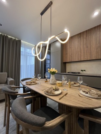 Дуплекс з дизайнерським ремонтом та фасадним заїздом /115 м2/2.5 сотки - фото 1