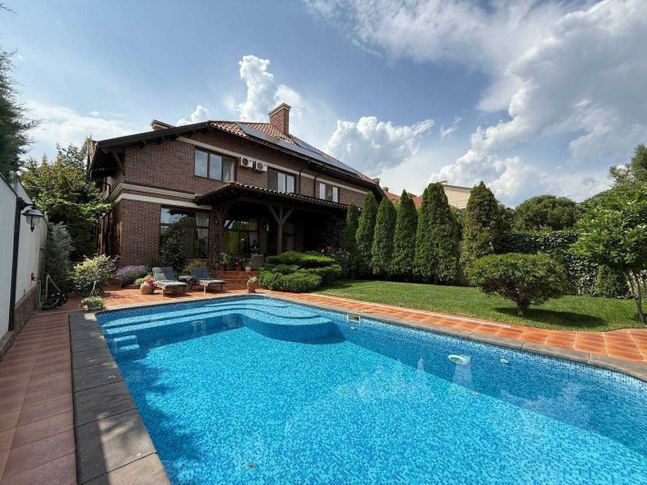 Продам добротный дом в Совиньоне! Красивый участок. Бассейн. - фото 1