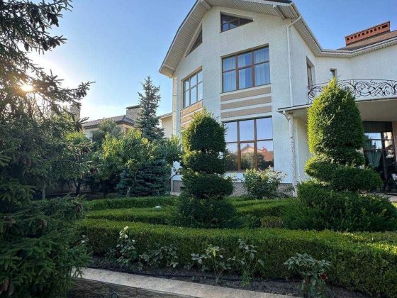 Предлагается к продаже шикарный Особняк в Совиньоне, участок 15 соток! Одесса