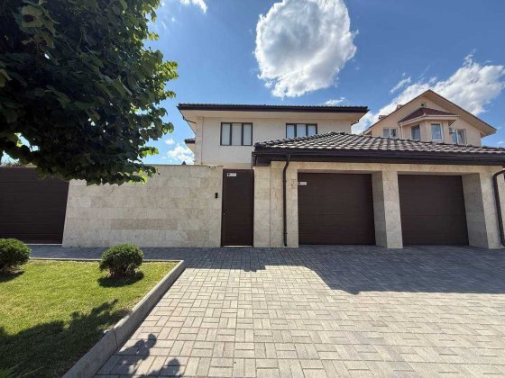 Надёжный дом в Совиньоне с подвалом-укрытием и бассейном. 7,2 сотки. Одесса