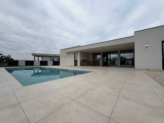 Продажа стильного одноэтажного дома с бассейном в Совиньоне. Одеса