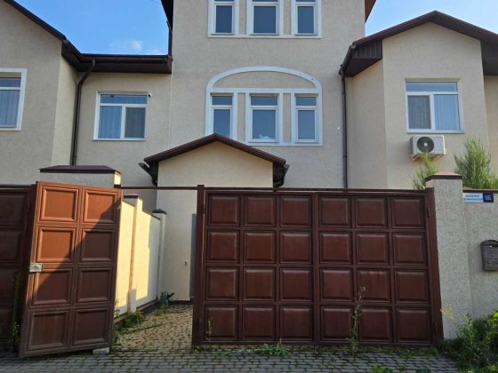 Продам розкішний триповерховий котедж у Великій Данилівці , 152 м² Харьков