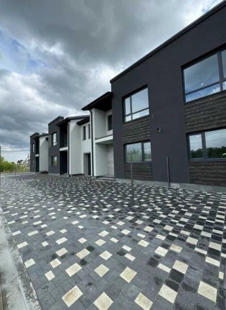 Двоповерховий сучасний таунхаус - фото 1