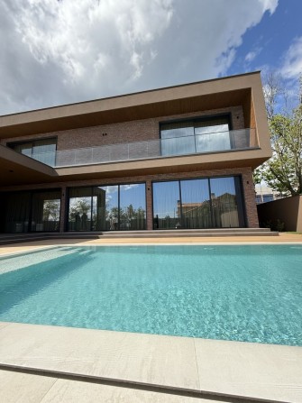 Продам новый элитный дом в Одессе, 9 соток земли, 400 метров, бассейн - фото 1