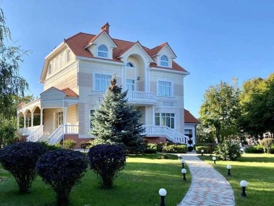 Дом-усадьба с лифтом в Совиньоне! Участок 30 соток. Одесса