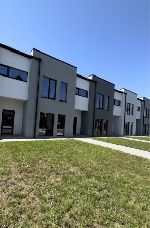 ТаунХаус з червоної цегли 104м2, Двір та парковка під 2 авто - фото 1