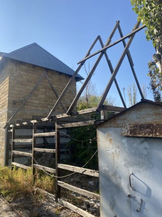 Продам місце на причалі та дві металеві будки - фото 1