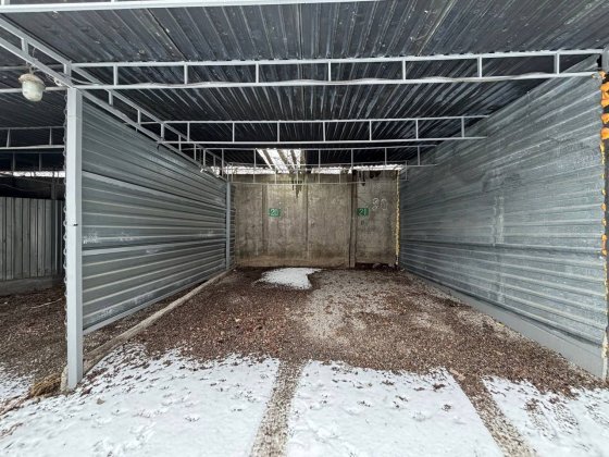 Продам два місця на критій стоянкі Тепличне