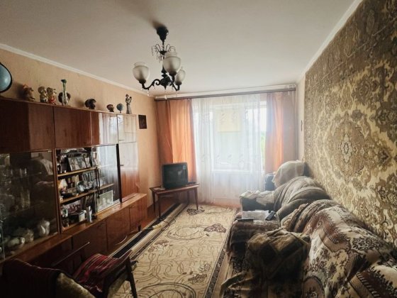Продається трикімнатна з А/О Бердичев