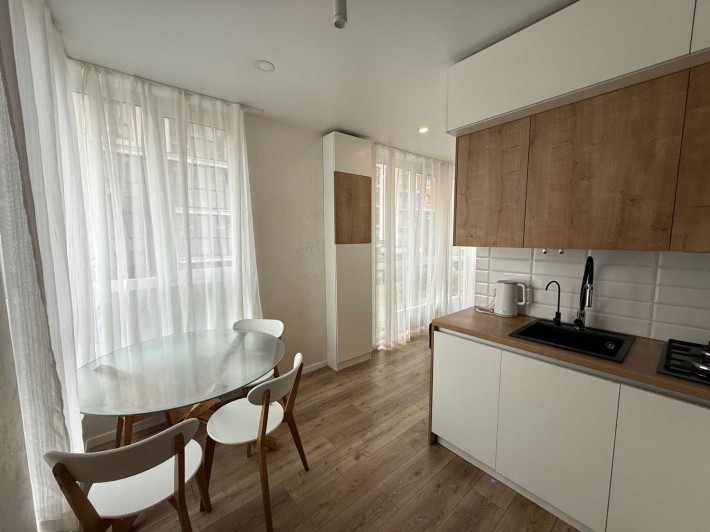 Затишна світла  квартира в комплексі на Прорізній - фото 1