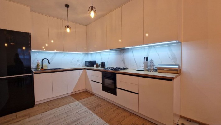 Продається стильна 3 кім. квартира з сучасним ремонтом в центрі міста - фото 1