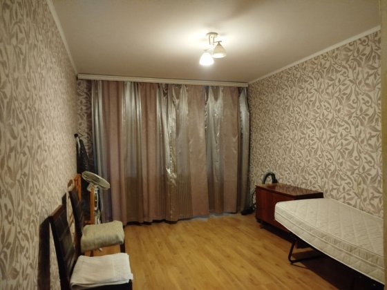 Трехкомнатная квартира на Парковой  второй этаж. Черноморск