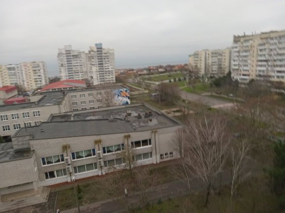 Трехкомнатная квартира в спальном районе с красивым видом на море. Черноморск