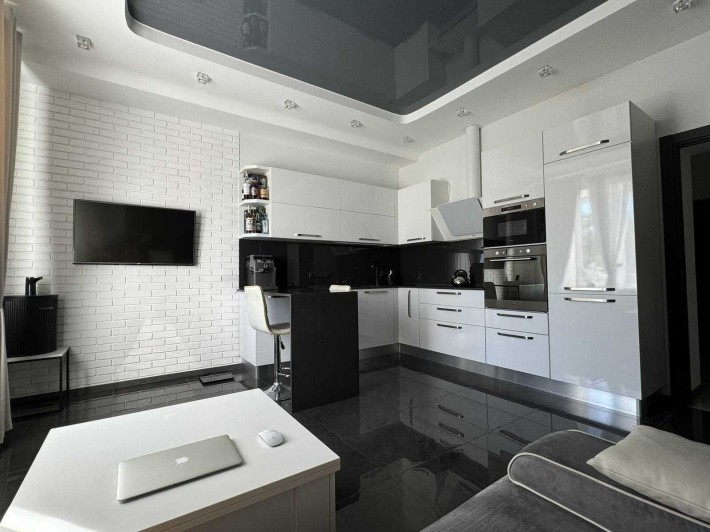 Продам просторную квартиру на первой линии от моря в г.Черноморск - фото 1