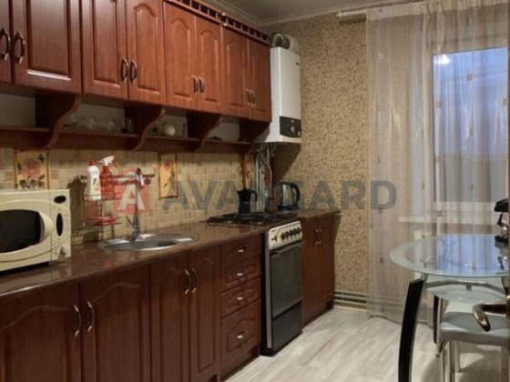 Продам великогабаритну  трикімнатну квартиру на Дніпробуді Каменское