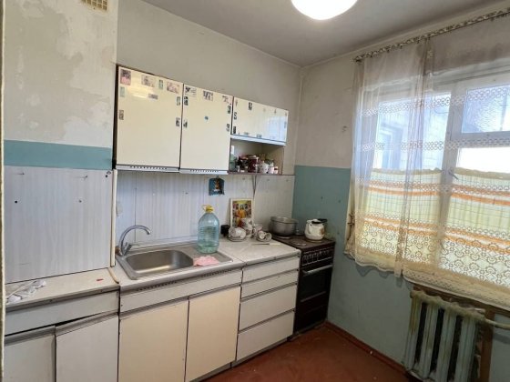 Продаётся 4-комнатная квартира под ремонт, Черноморск. Черноморск