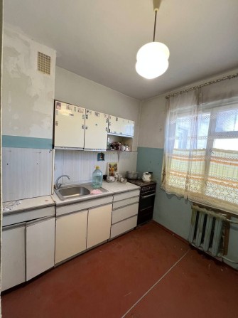 Продаётся 4-комнатная квартира под ремонт, Черноморск. - фото 1