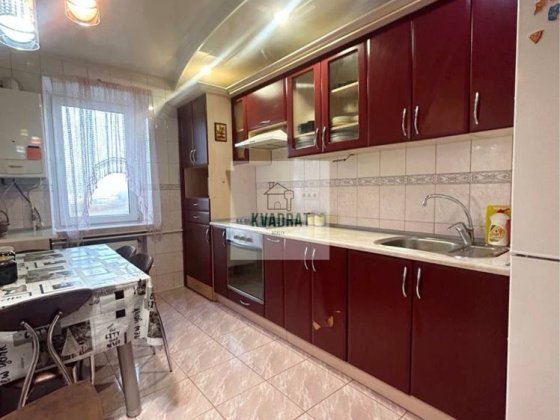 Продам простору 3-кімнатну квартиру з меблями та технікою Кам'янець-Подільський