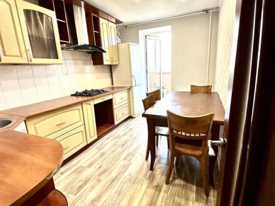 Велика, світла 4-кімнатна квартира Черноморск