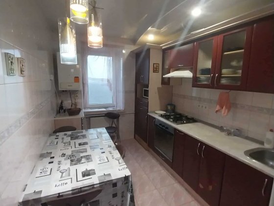 Продається  3 кімнатна квартира р - н Центр поруч 14 школи,не кутова. Кам'янець-Подільський