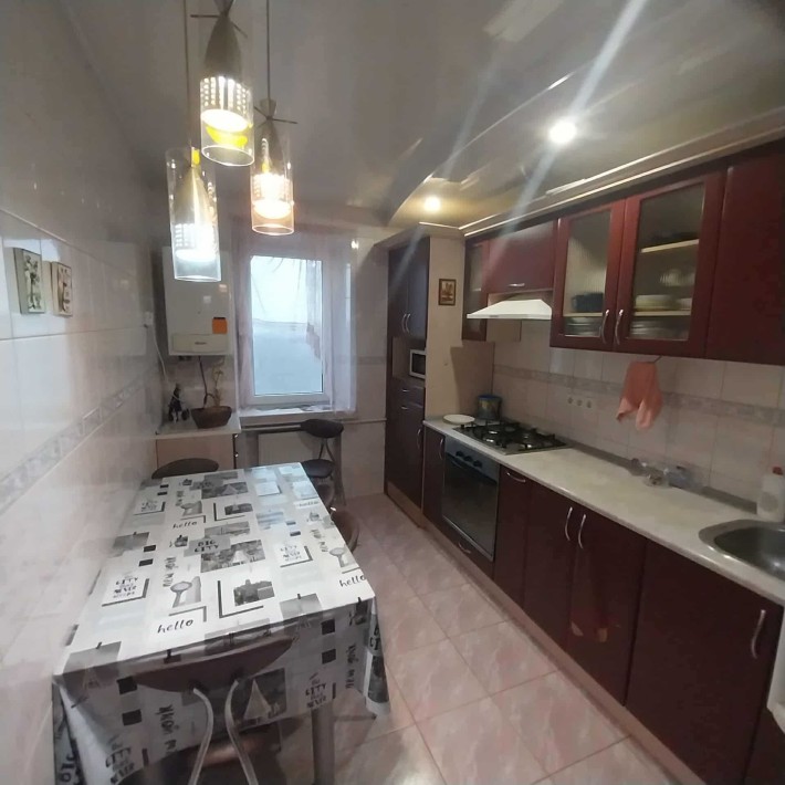 Продається  3 кімнатна квартира р - н Центр поруч 14 школи,не кутова. - фото 1